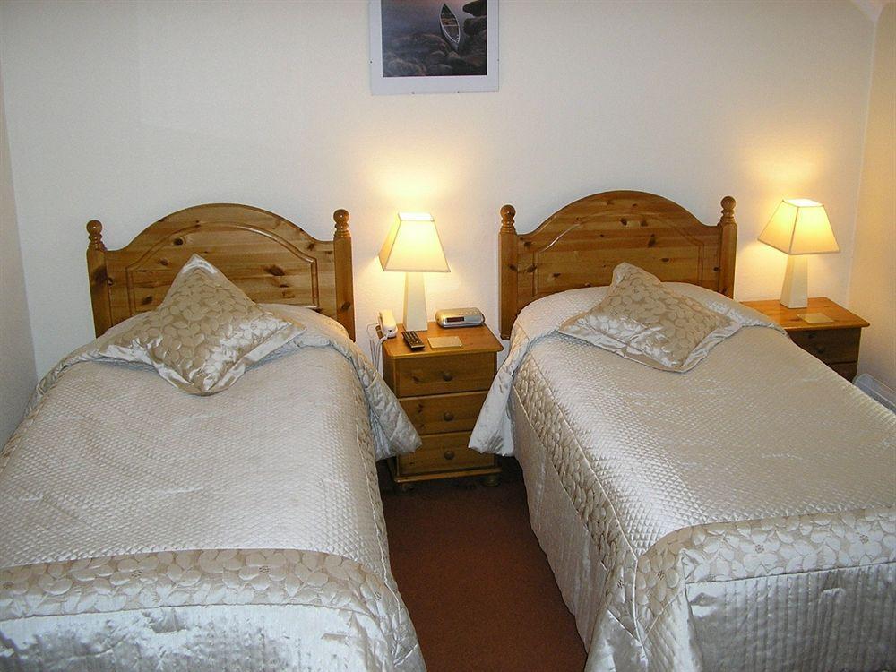 The Robertson Arms Hotel Carnwath Экстерьер фото