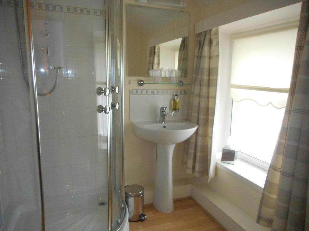 The Robertson Arms Hotel Carnwath Экстерьер фото