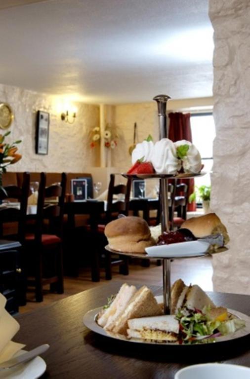 The Robertson Arms Hotel Carnwath Экстерьер фото