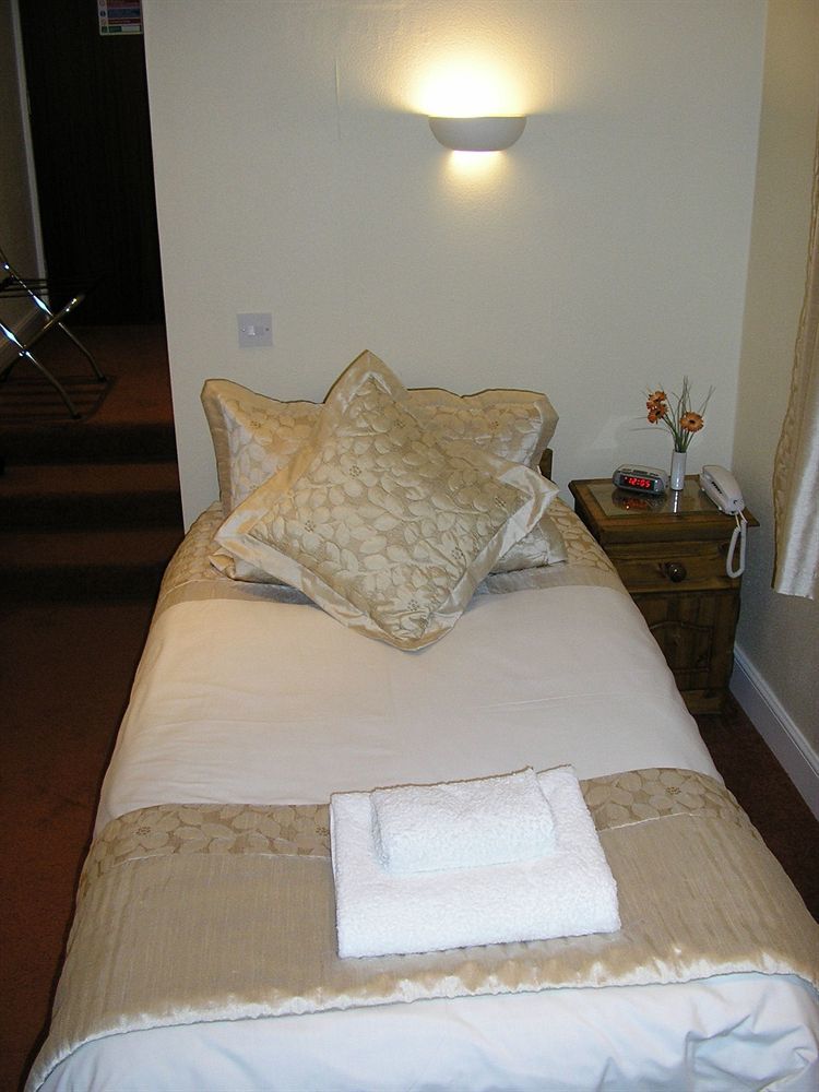 The Robertson Arms Hotel Carnwath Экстерьер фото