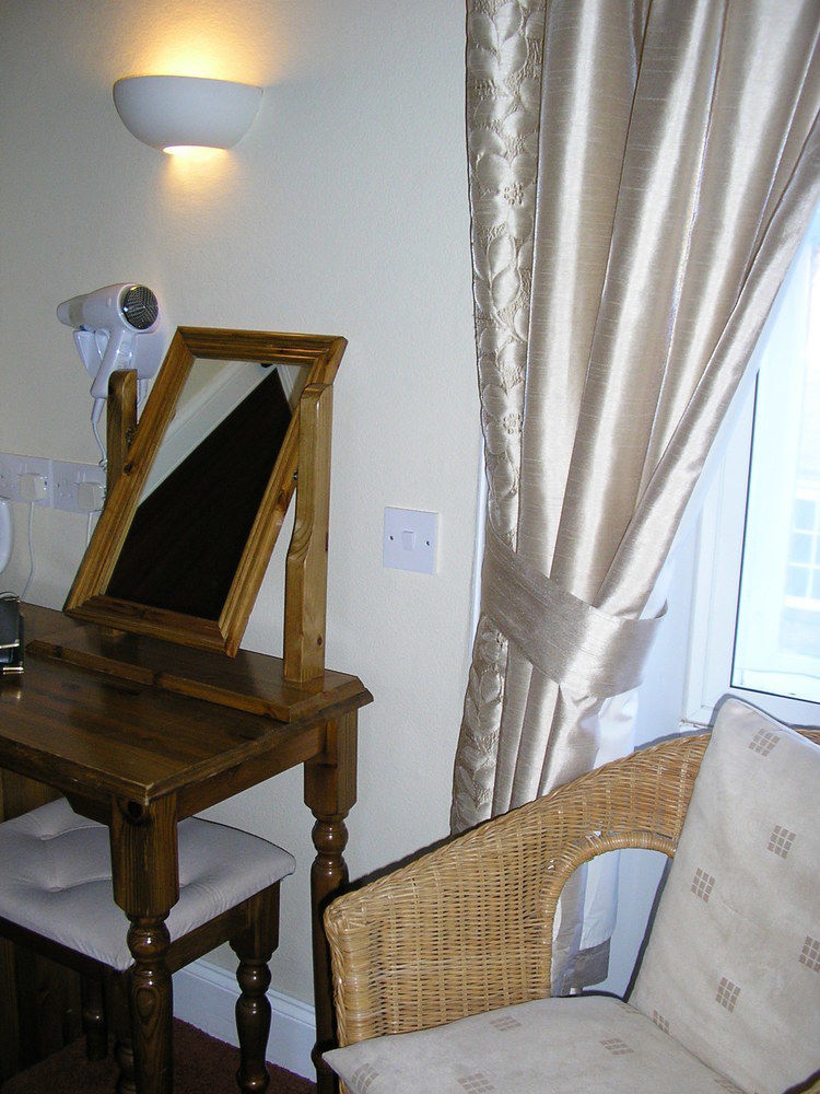 The Robertson Arms Hotel Carnwath Экстерьер фото