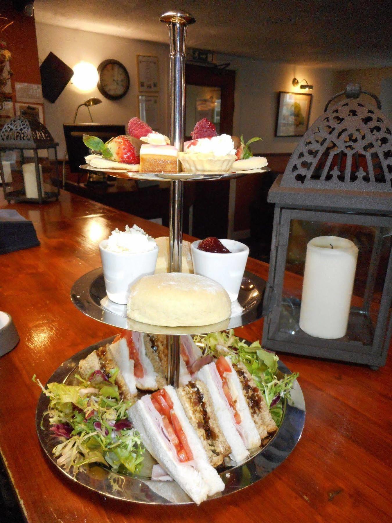The Robertson Arms Hotel Carnwath Экстерьер фото