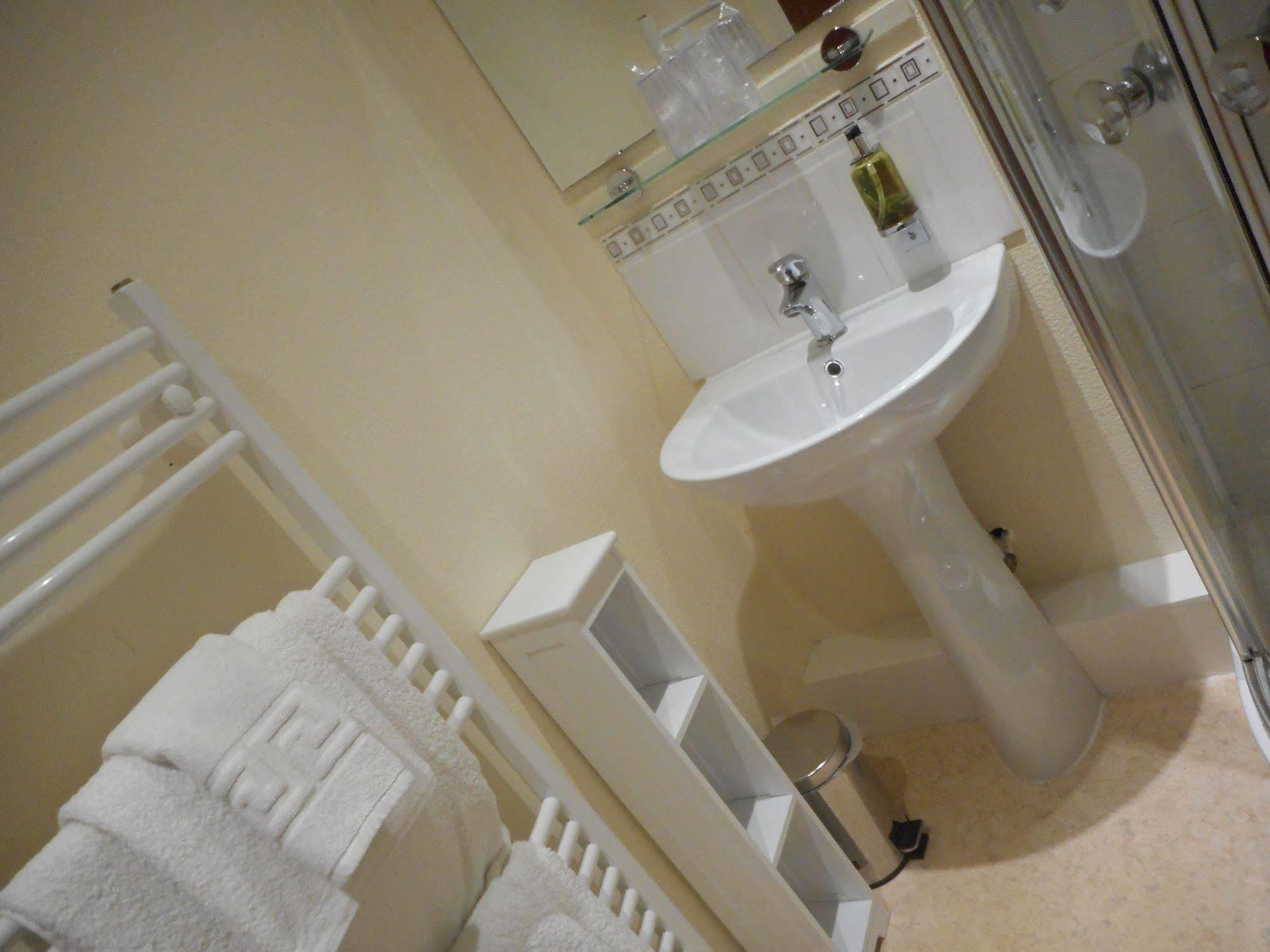 The Robertson Arms Hotel Carnwath Экстерьер фото
