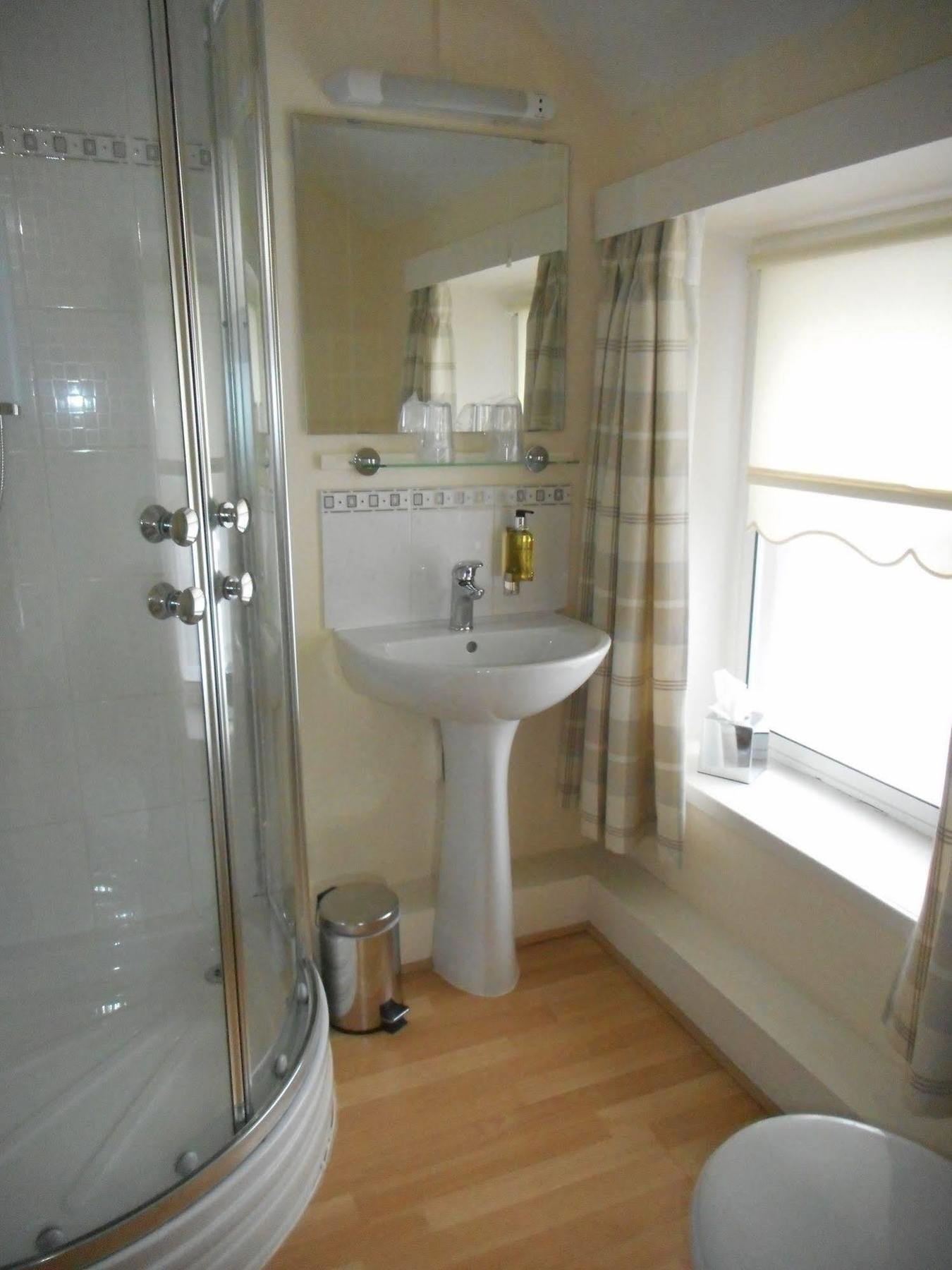 The Robertson Arms Hotel Carnwath Экстерьер фото