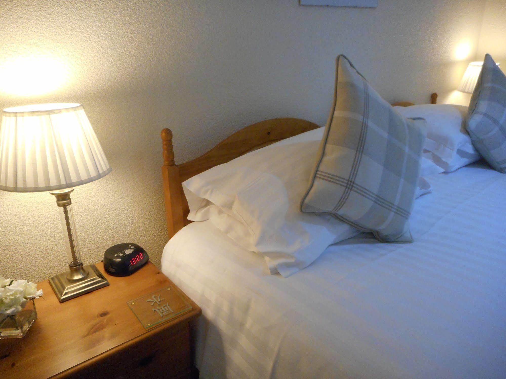 The Robertson Arms Hotel Carnwath Экстерьер фото