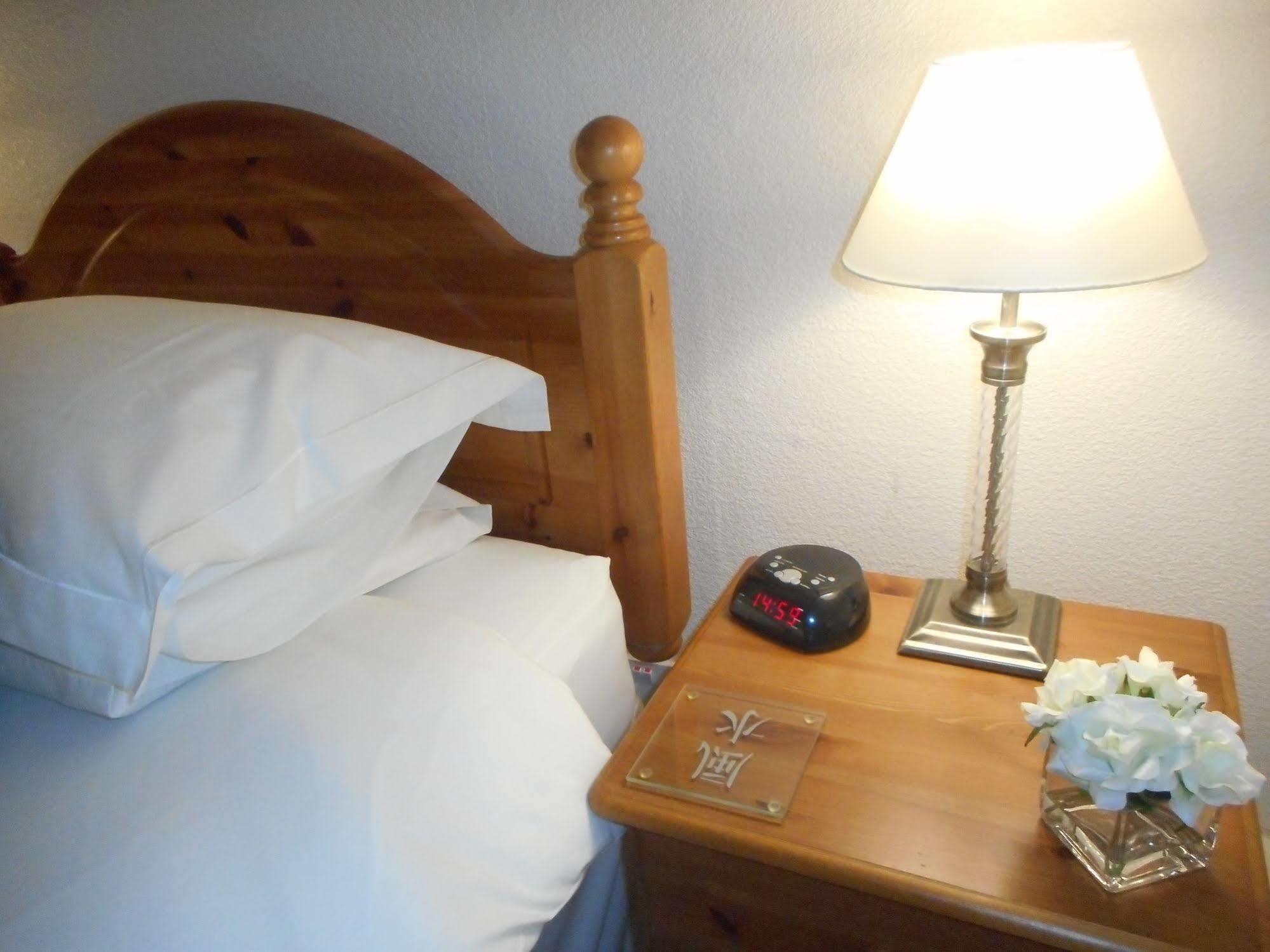 The Robertson Arms Hotel Carnwath Экстерьер фото