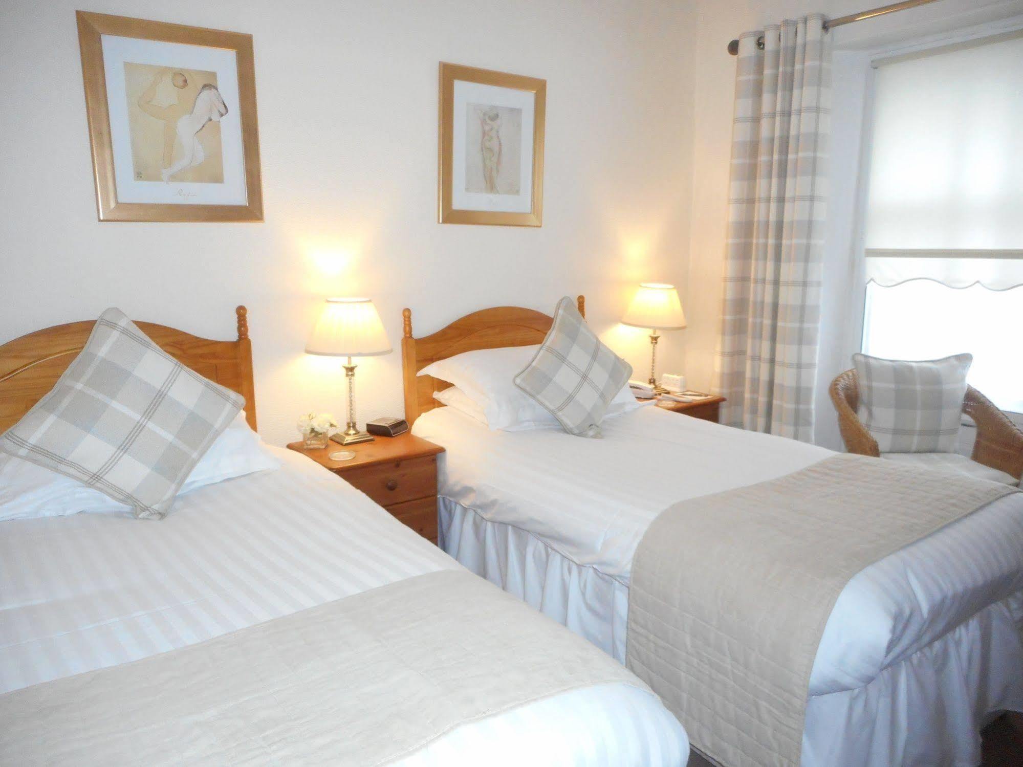 The Robertson Arms Hotel Carnwath Экстерьер фото