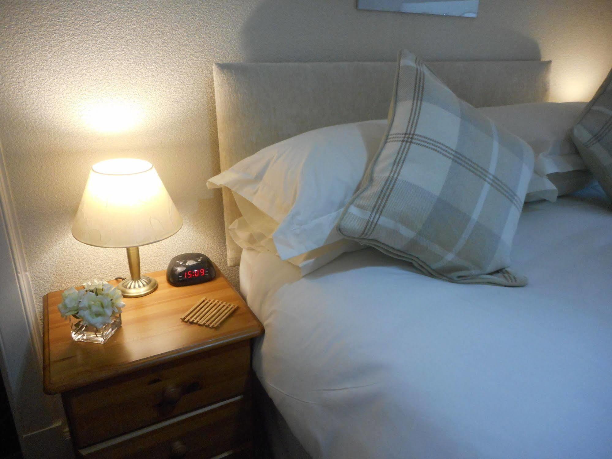 The Robertson Arms Hotel Carnwath Экстерьер фото