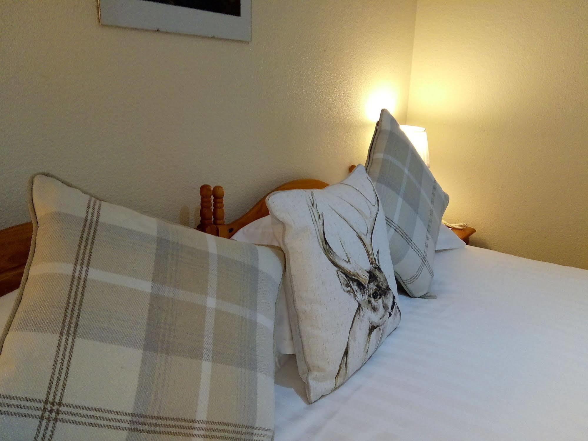 The Robertson Arms Hotel Carnwath Экстерьер фото