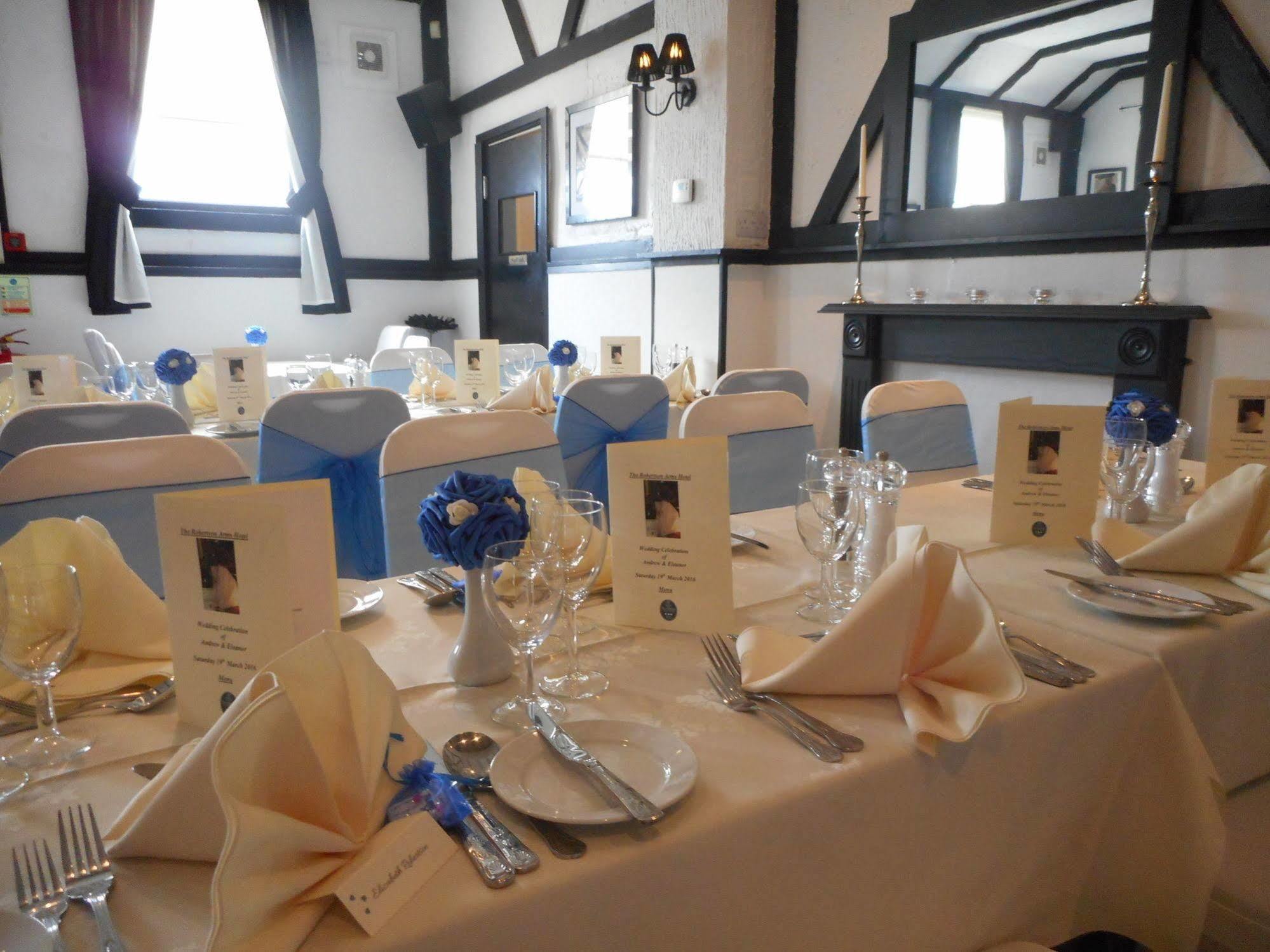 The Robertson Arms Hotel Carnwath Экстерьер фото