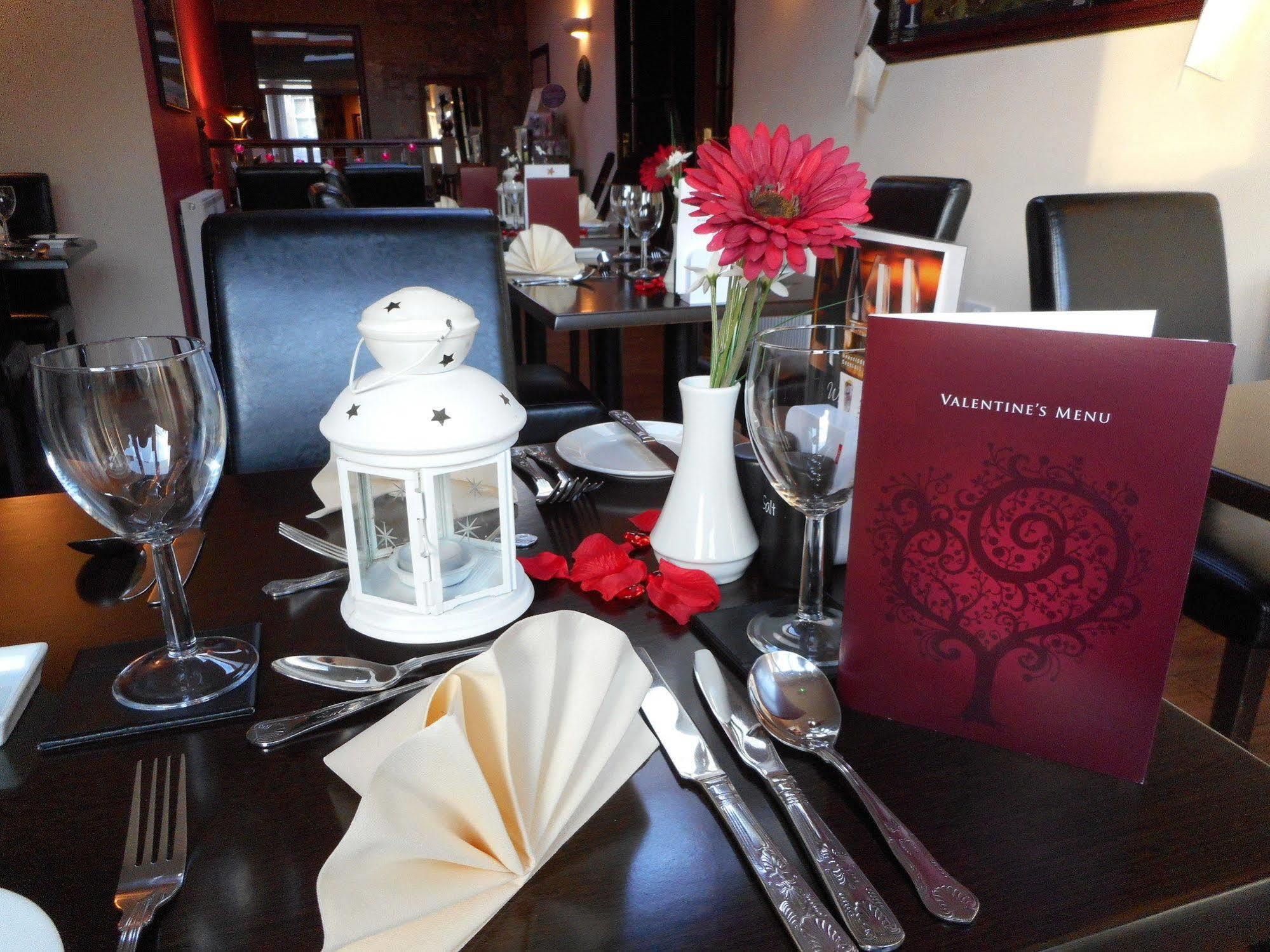 The Robertson Arms Hotel Carnwath Экстерьер фото
