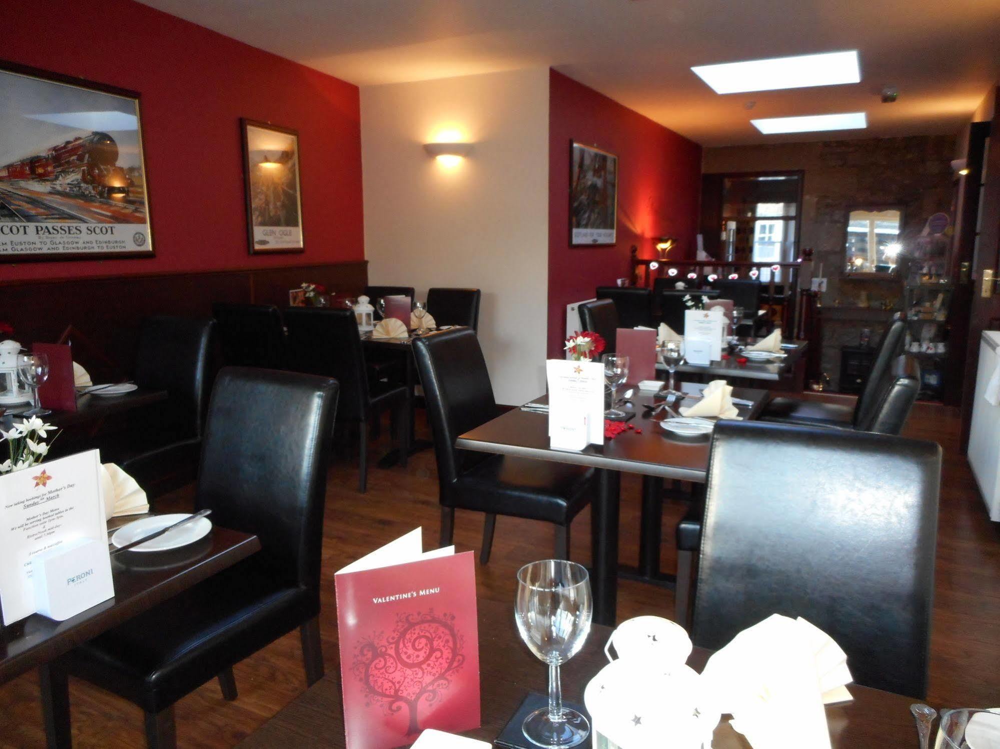 The Robertson Arms Hotel Carnwath Экстерьер фото