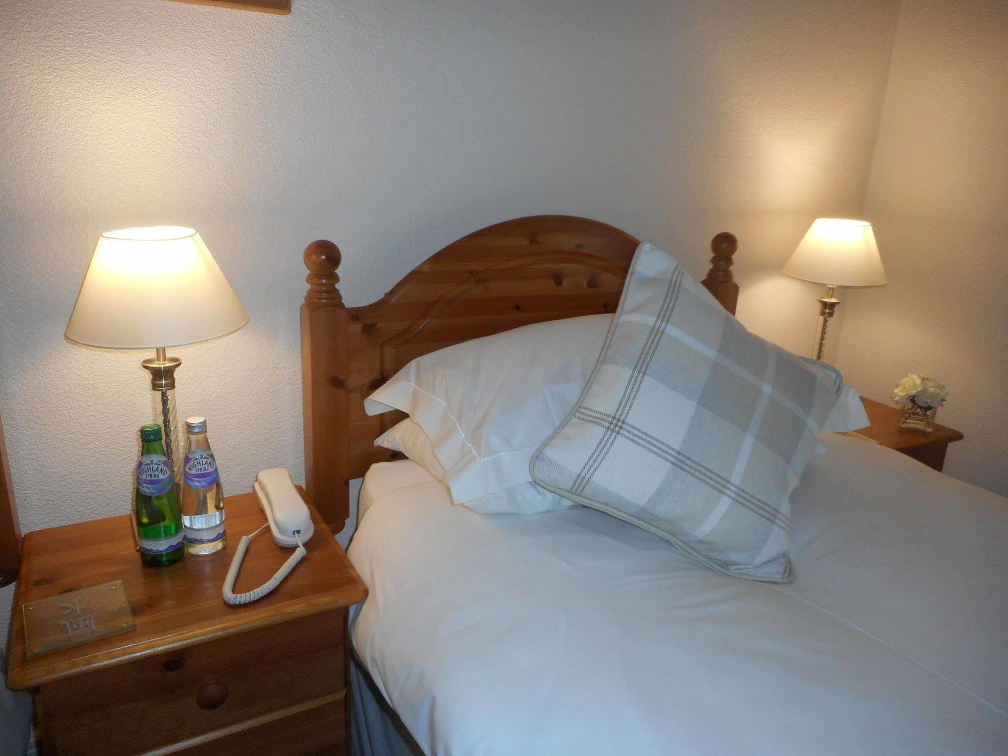 The Robertson Arms Hotel Carnwath Экстерьер фото