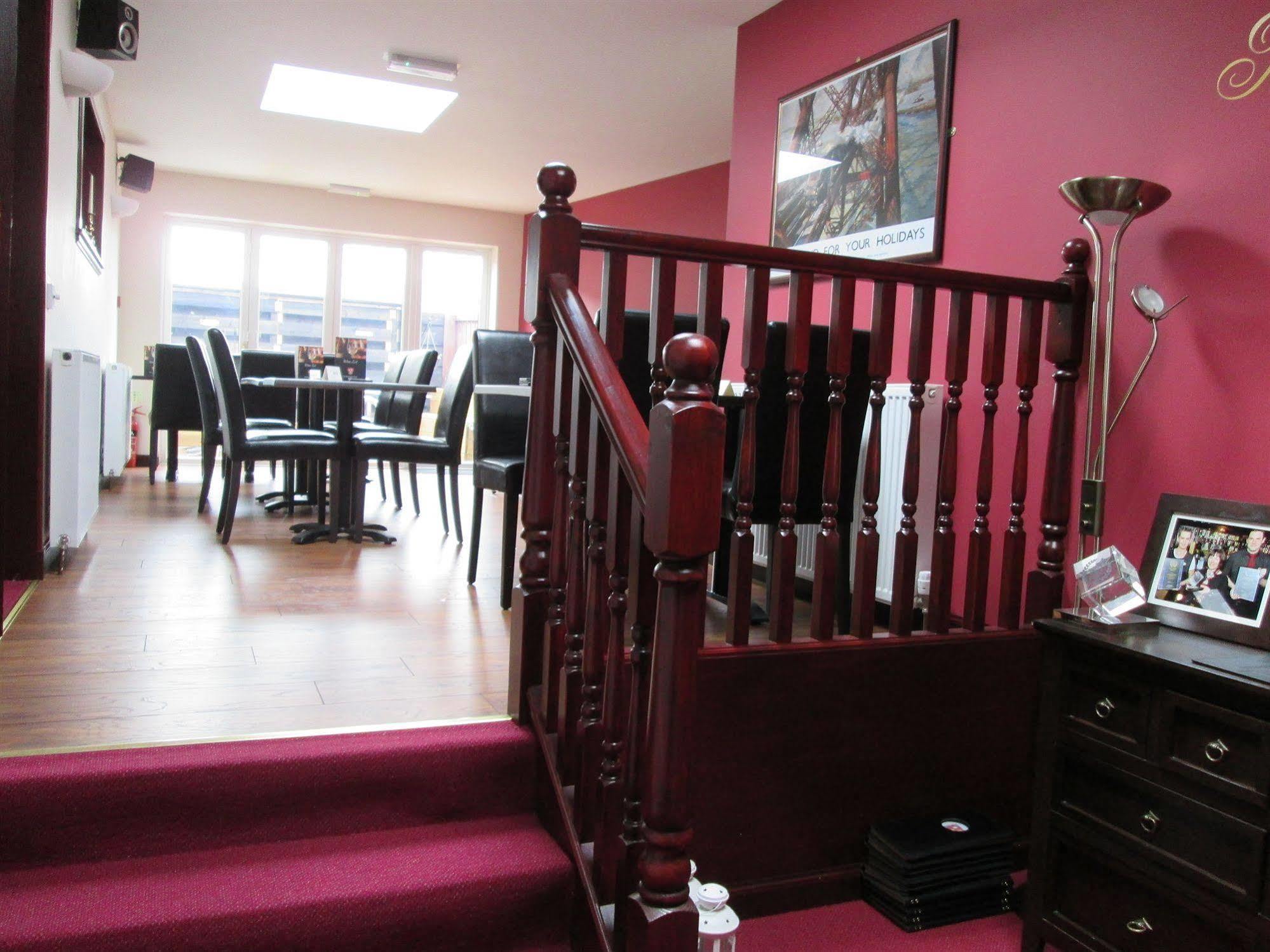 The Robertson Arms Hotel Carnwath Экстерьер фото