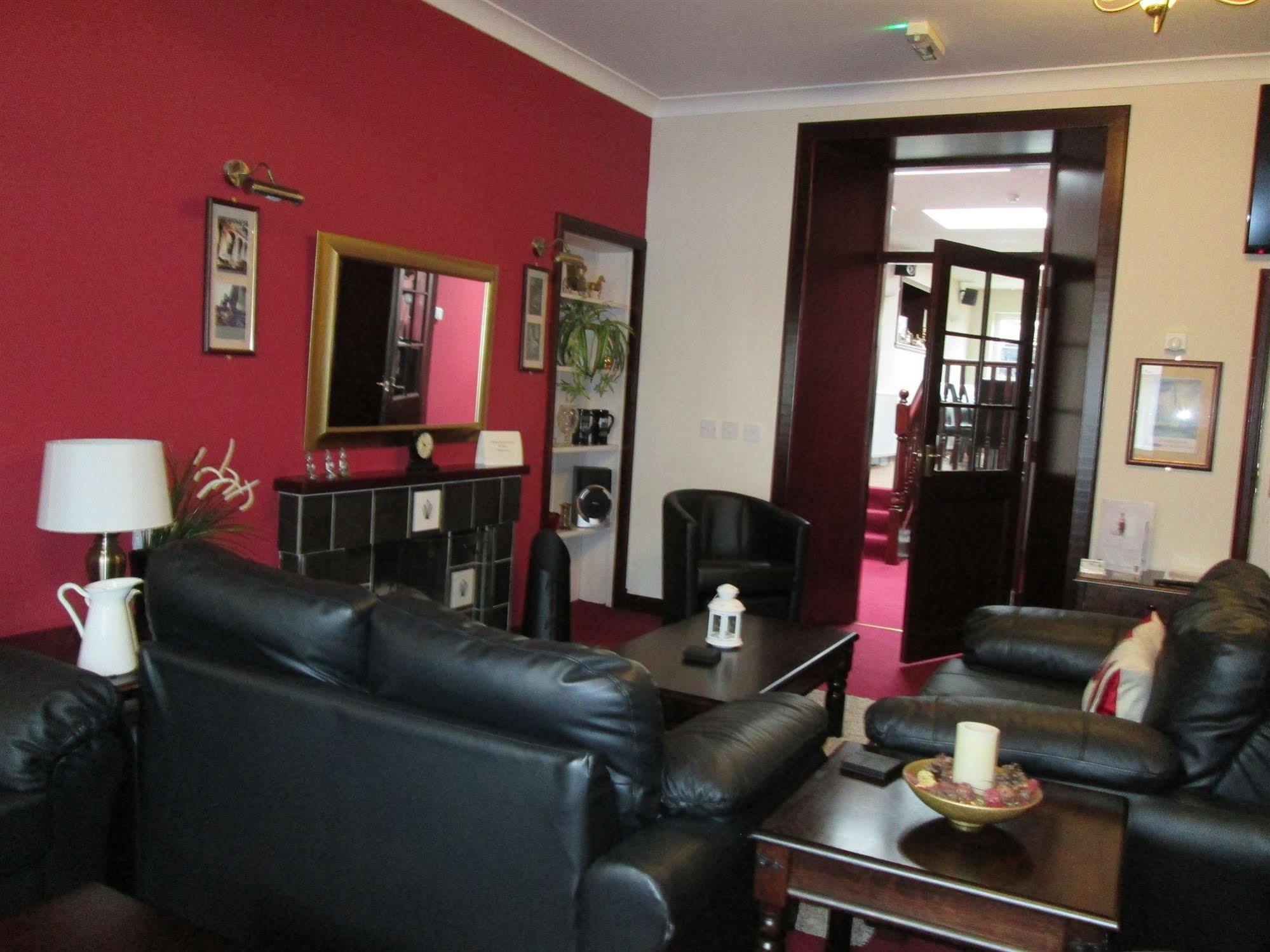 The Robertson Arms Hotel Carnwath Экстерьер фото