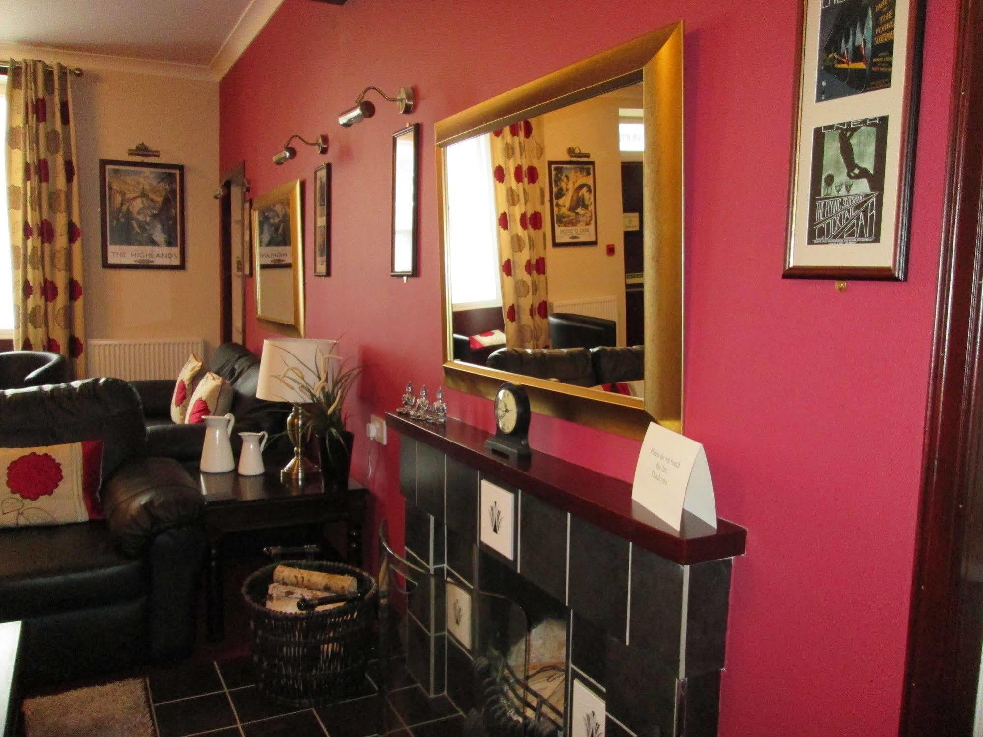 The Robertson Arms Hotel Carnwath Экстерьер фото