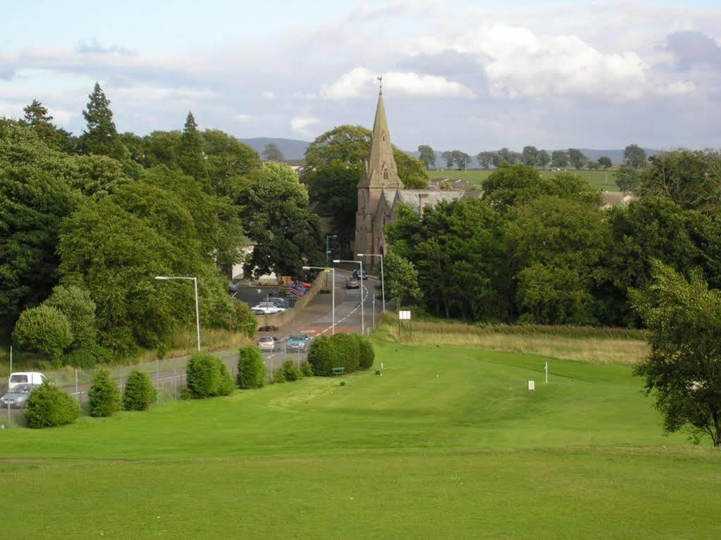 The Robertson Arms Hotel Carnwath Экстерьер фото